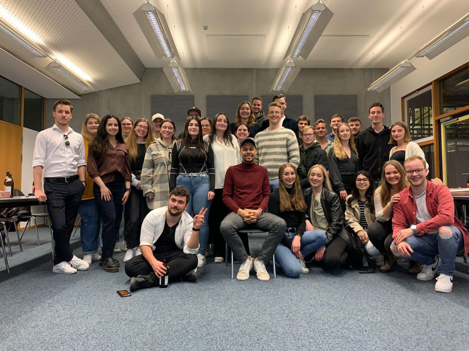 Die Mitglieder der Fachschaft Jura Augsburg, Gruppenfoto im Hörsaal
